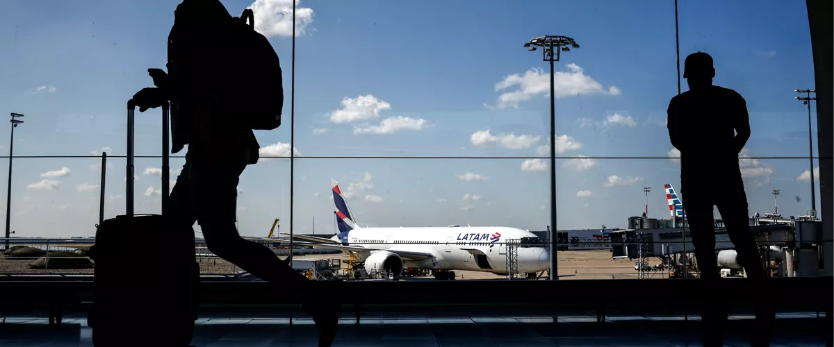 Roissy en France (France), 03/07/2025.- Passengers inside Roissy-Charles de Gaulle Airport during a French air traffic controllers' strike, in Roissy-en-France outside Paris, France, 03 July 2025. The French UNSA-ICNA union has called for a two-day strike on 03 and 04 July over working conditions, causing travel disruption. (Francia) EFE/EPA/YOAN VALAT
