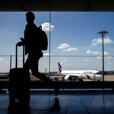 Roissy en France (France), 03/07/2025.- Passengers inside Roissy-Charles de Gaulle Airport during a French air traffic controllers' strike, in Roissy-en-France outside Paris, France, 03 July 2025. The French UNSA-ICNA union has called for a two-day strike on 03 and 04 July over working conditions, causing travel disruption. (Francia) EFE/EPA/YOAN VALAT
