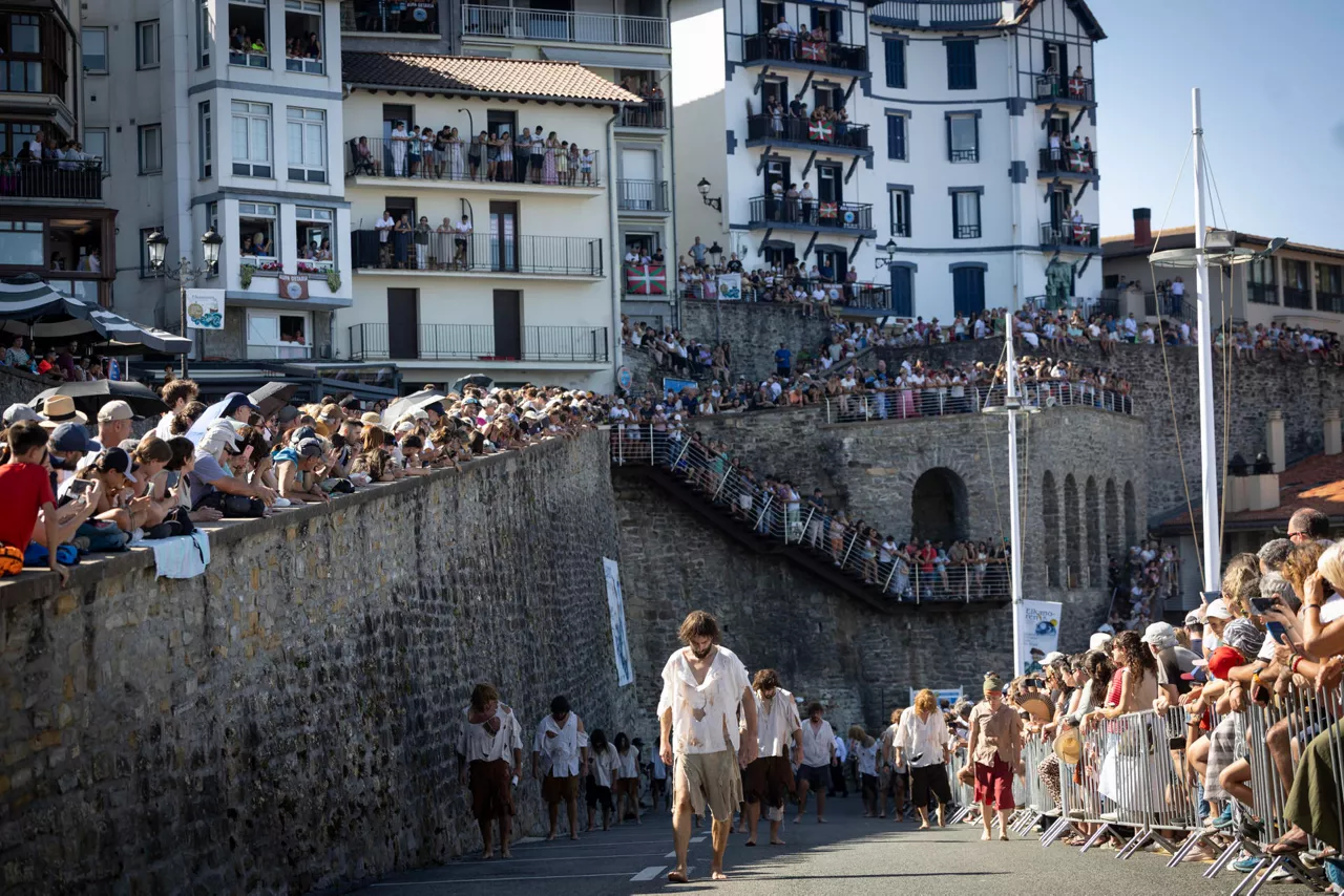 SAN SEBASTIÁN, 07/08/2026.- La localidad guipuzcoana de Getaria recuerda este viernes la gesta de su más ilustre representante con el 'desembarco de Elcano', un evento teatralizado que conmemora el día en el que el navegante concluyó la primera vuelta al mundo y que este año tiene un carácter especial ya que se cumplen 500 años de su muerte en las islas Molucas. Esta peculiar representación, que se realiza cada cuatro años, tiene su origen en 1922, cuando el pueblo de Getaria decidió organizar la primera escenificación del final de la hazaña de Elcano y sus hombres tras tres años de travesía, aunque en realidad el desembarco fue en Sanlucar de Barrameda (Cádiz). EFE/Javier Etxezarreta

