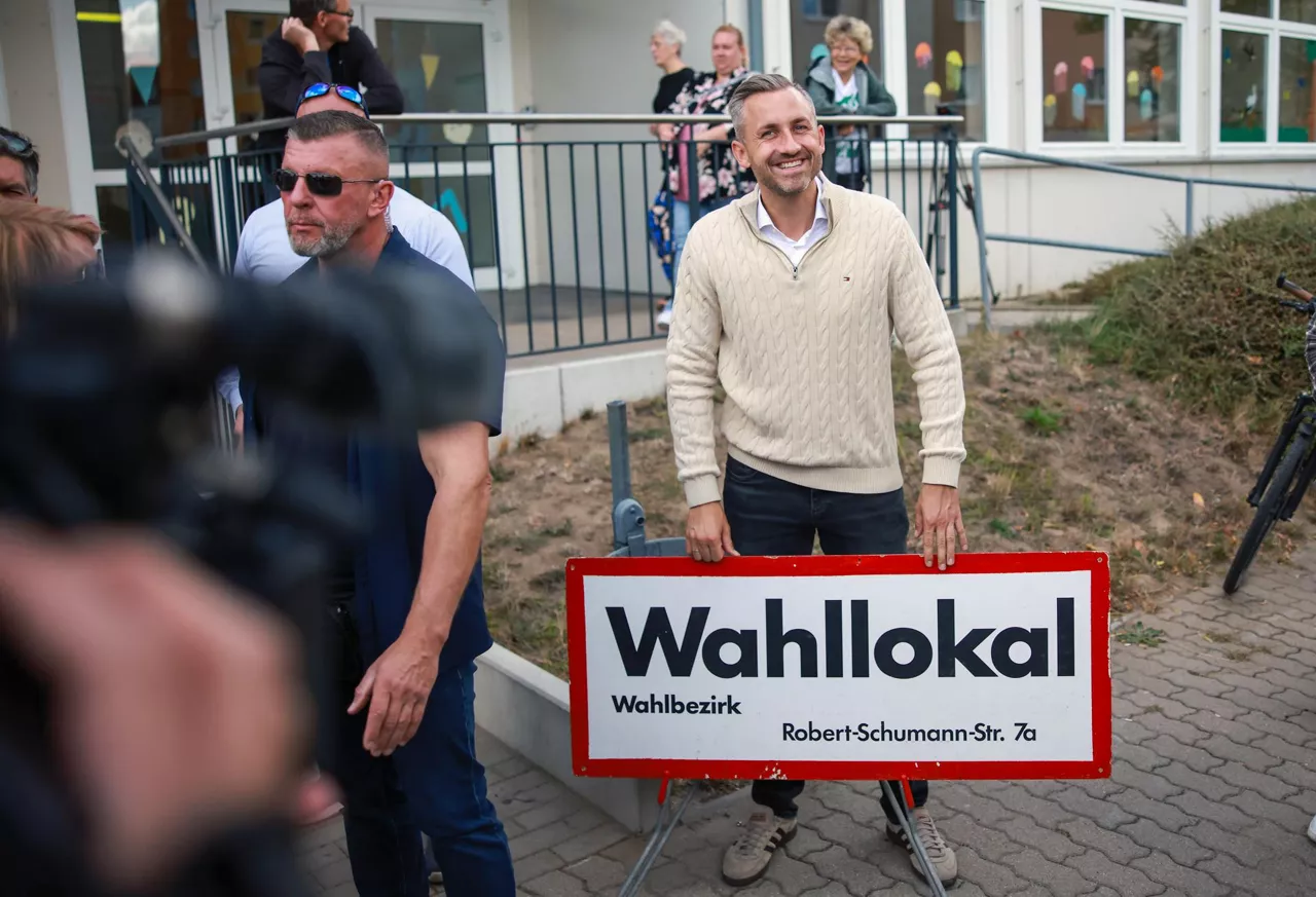 TANGERMUENDE (Germany), 06/09/2026.- The far-right Alternative for Germany (AfD) party's lead candidate in Saxony-Anhalt, Ulrich Siegmund, poses for a photograph beside a polling station sign after voting in Tangermuende, Germany, 06 September 2026. Voters in Saxony-Anhalt are casting ballots to elect a new state parliament. (Elecciones, Alemania) EFE/EPA/CLEMENS BILAN
