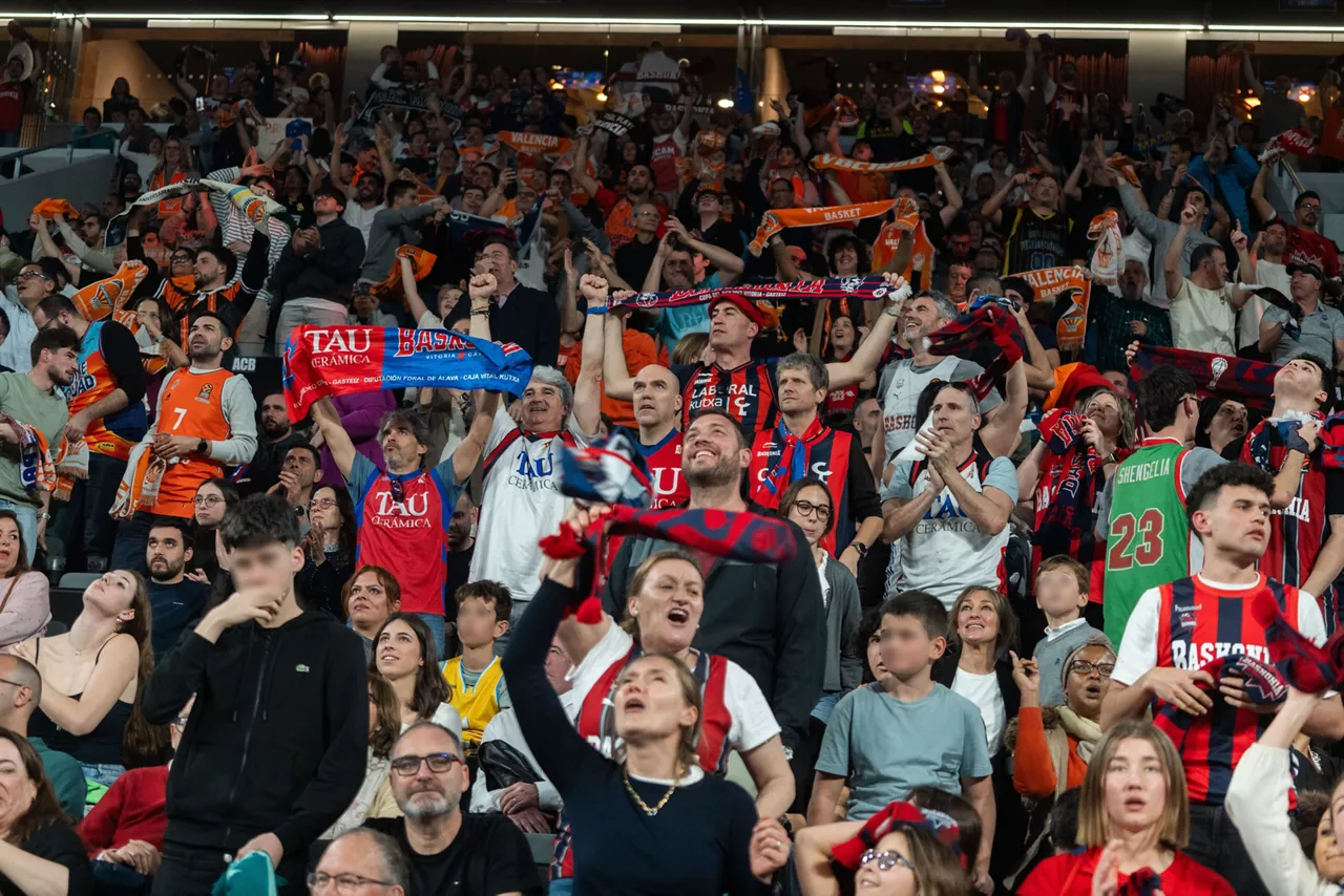 (Foto de ARCHIVO)

Aficionados durante la final de la Copa de S.M. el Rey de baloncesto, en el Roig Arena, a 22 de febrero de 2026, en Valencia, Comunidad Valenciana (España). En la final se enfrentan el Real Madrid y el Baskonia tras ganar en las semifinales a Valencia Basket y Barça, respectivamente. La Copa del Rey 2026 será su primera final copera directa en el formato actual; en otras ediciones se han cruzado sobre todo en cuartos o semifinales, pero no en el partido decisivo.



Jorge Gil / Europa Press

22 FEBRERO 2026;REY;ACB;FINAL;COPA DEL REY;BALONCESTO;2026;VALENCIA;ROIG ARENA

22/2/2026