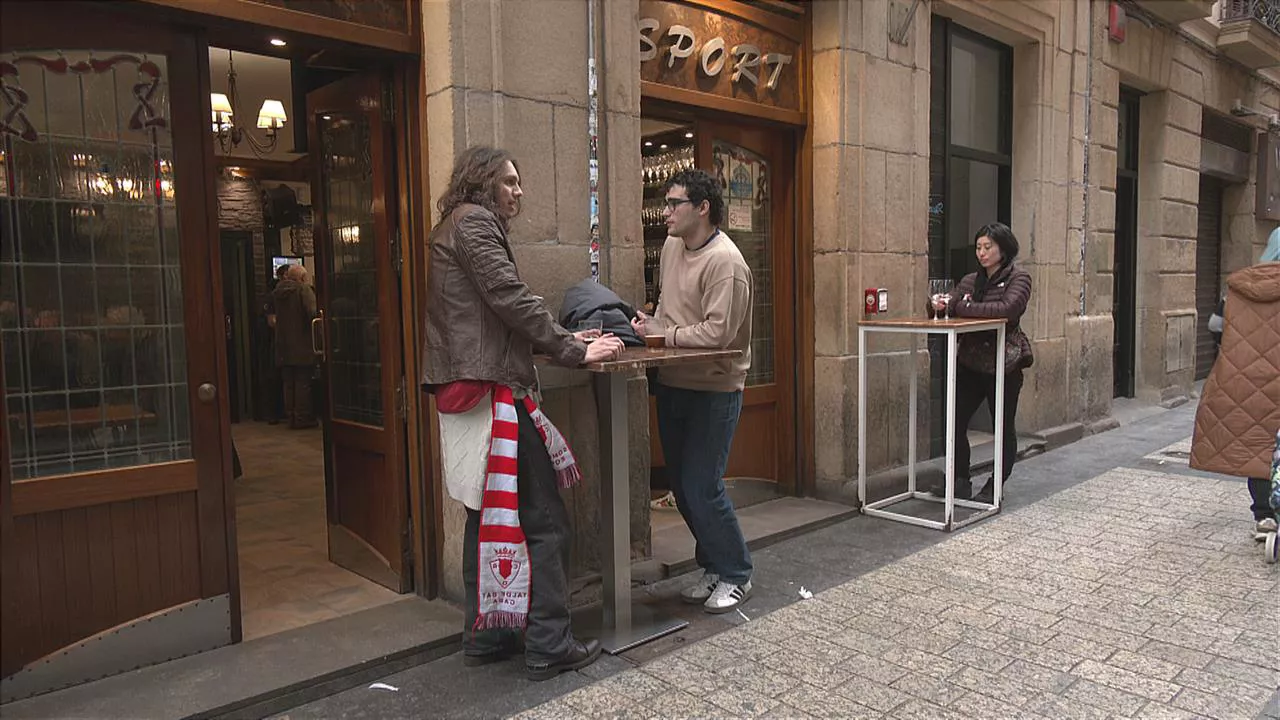 Dos aficionados de Osasuna en la parte vieja donostiarra Copa del Rey