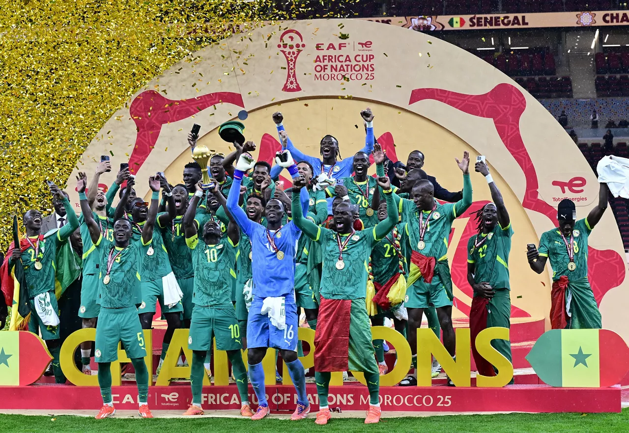 RABAT (Morocco), 18/01/2026.- Players of Senegal celebrate with the trophy after winning the CAF Africa Cup of Nations 2025 final match between Senegal and Morocco in Rabat, Morocco, 18 January 2026. (Marruecos) EFE/EPA/JALAL MORCHIDI
