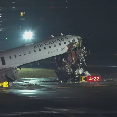 Avión de Air Canada y un camión de bomberos chocan en aeropuerto LaGuardia en Nueva York
