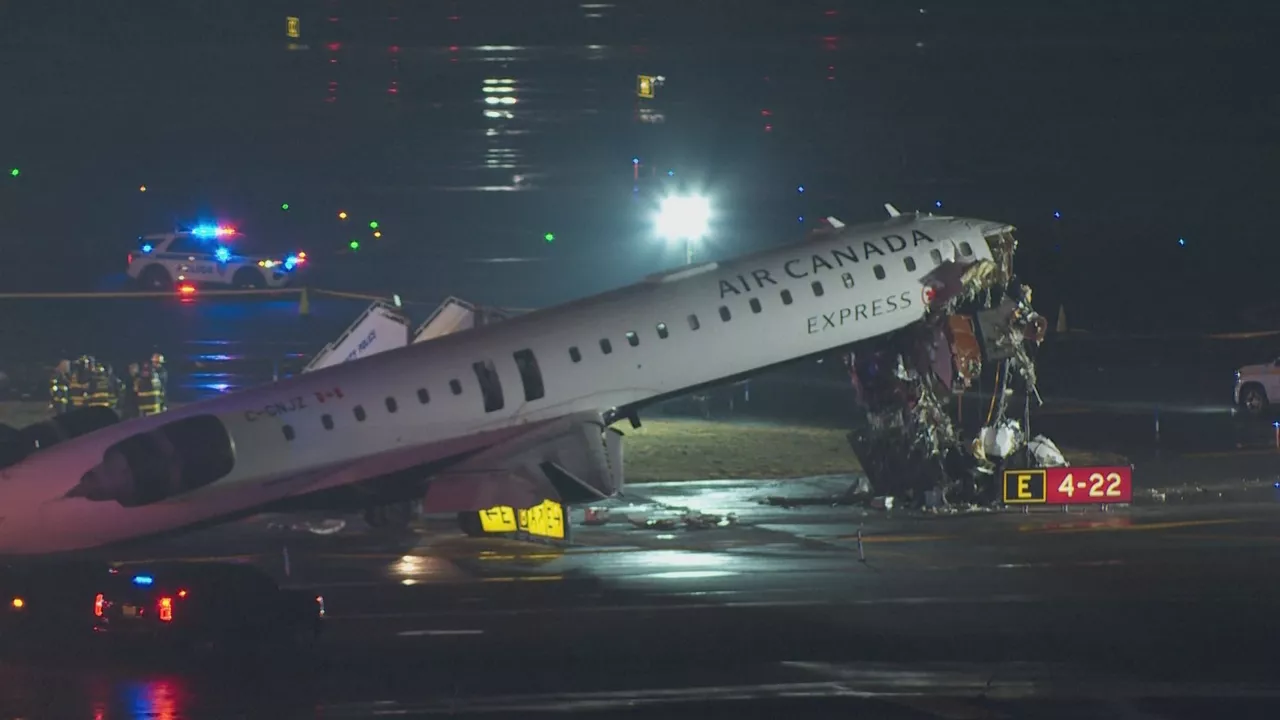 Avión de Air Canada y un camión de bomberos chocan en aeropuerto LaGuardia en Nueva York
