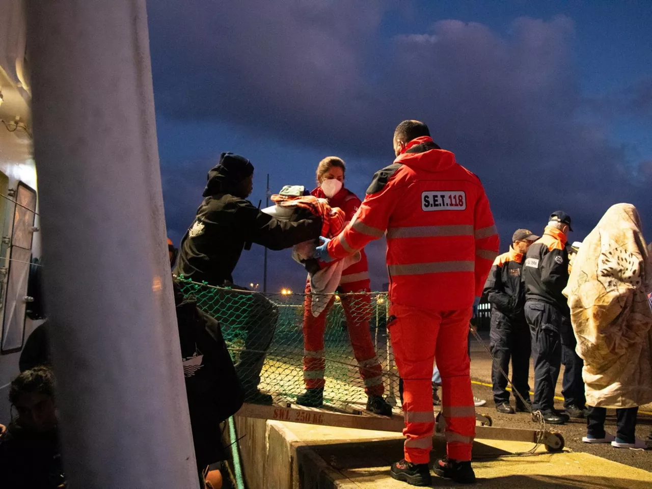 aita mari migratzaileak porturatzen brindisi italia