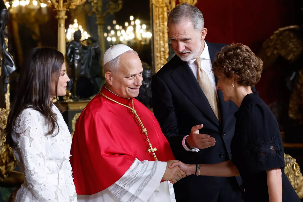 MADRID, 06/06/2026.- La presidenta de Navarra, María Chivite (d), saluda al papa León XIV en presencia del rey Felipe VI y la reina Letizia durante el tradicional besamanos que ha tenido lugar en el Salón del Trono del Palacio Real, dentro de la ceremonia oficial de bienvenida al papa León XIV que inicia este sábado en la capital un viaje de seis días a España. EFE/Chema Moya
