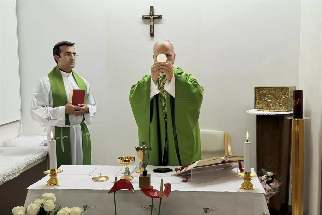 16 October 2026, Italy, Vatican: Pope Leo XIV celebrates Holy Mass in the hall set up on the 10th floor of the Gemelli Polyclinici. Photo: Vatican Media/IPA via ZUMA Press/dpa



Vatican Media/IPA via ZUMA Press / DPA

16/10/2026 ONLY FOR USE IN SPAIN