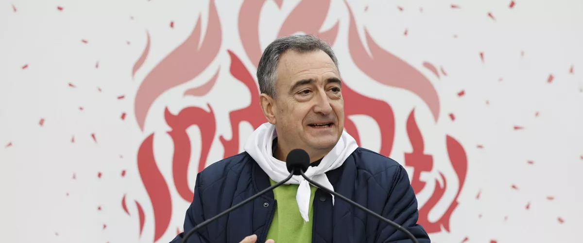 MUNGIA (BIZKAIA), 28/03/2026.- El presidente del Partido Nacionalista Vasco, Aitor Esteban, ha participado este sábado en Mungia (Bizkaia) en un acto político con motivo del Día de EGI, la organización juvenil del PNV, un día después del acuerdo alcanzado entre los gobiernos central y vasco para ceder a Euskadi siete nuevas transferencias, entre ellas la que facultará al Ejecutivo autonómico a participar en la gestión de los tres aeropuertos vascos. EFE/ Miguel Toña
