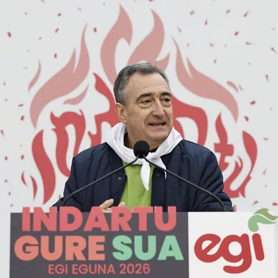 MUNGIA (BIZKAIA), 28/03/2026.- El presidente del Partido Nacionalista Vasco, Aitor Esteban, ha participado este sábado en Mungia (Bizkaia) en un acto político con motivo del Día de EGI, la organización juvenil del PNV, un día después del acuerdo alcanzado entre los gobiernos central y vasco para ceder a Euskadi siete nuevas transferencias, entre ellas la que facultará al Ejecutivo autonómico a participar en la gestión de los tres aeropuertos vascos. EFE/ Miguel Toña
