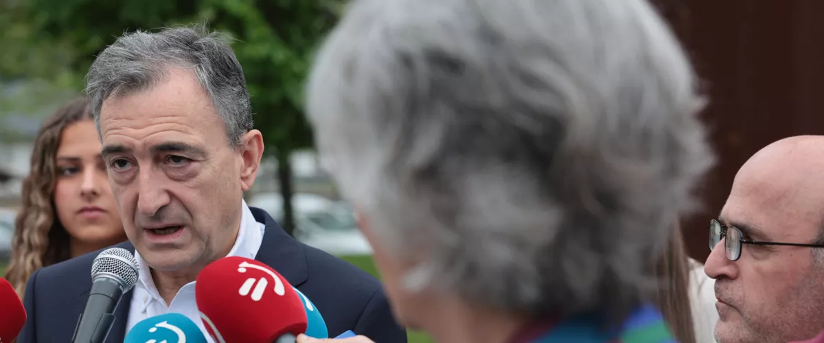 GERNIKA (BIZKAIA), 26/04/2026.- El presidente del Partido NAcionalista Vasco, Aitor Estebna, se dirige a medios de comunicación durante la conmemoración del 89 aniversario del bombardeo de Gernika durante la Guerra Civil, este domingo, en Gernika, País Vasco. EFE/Luis Tejido
