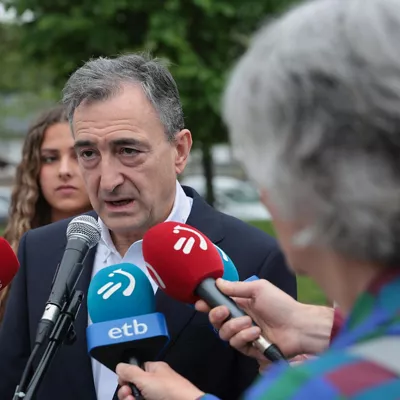 GERNIKA (BIZKAIA), 26/04/2026.- El presidente del Partido NAcionalista Vasco, Aitor Estebna, se dirige a medios de comunicación durante la conmemoración del 89 aniversario del bombardeo de Gernika durante la Guerra Civil, este domingo, en Gernika, País Vasco. EFE/Luis Tejido
