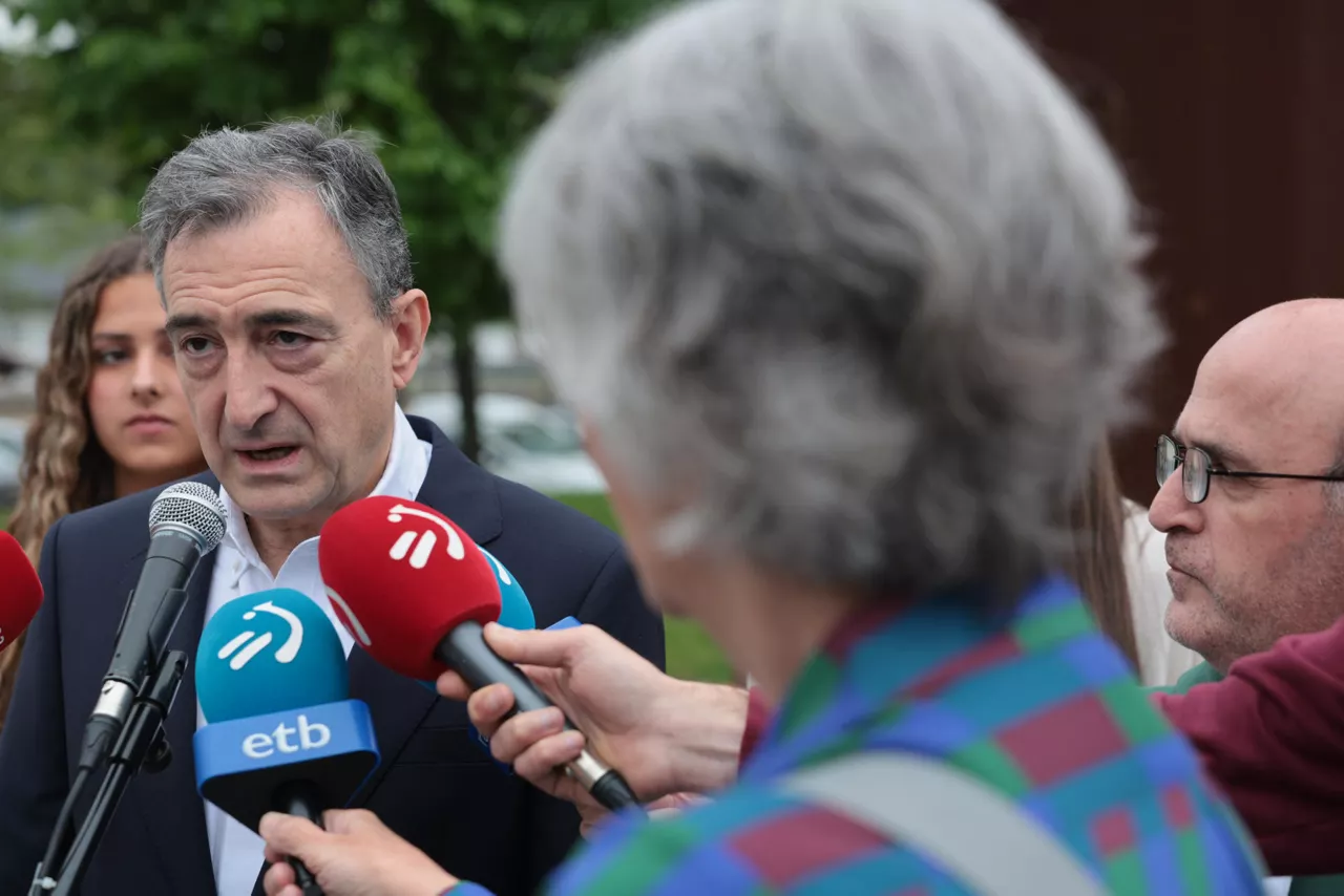 GERNIKA (BIZKAIA), 26/04/2026.- El presidente del Partido NAcionalista Vasco, Aitor Estebna, se dirige a medios de comunicación durante la conmemoración del 89 aniversario del bombardeo de Gernika durante la Guerra Civil, este domingo, en Gernika, País Vasco. EFE/Luis Tejido

