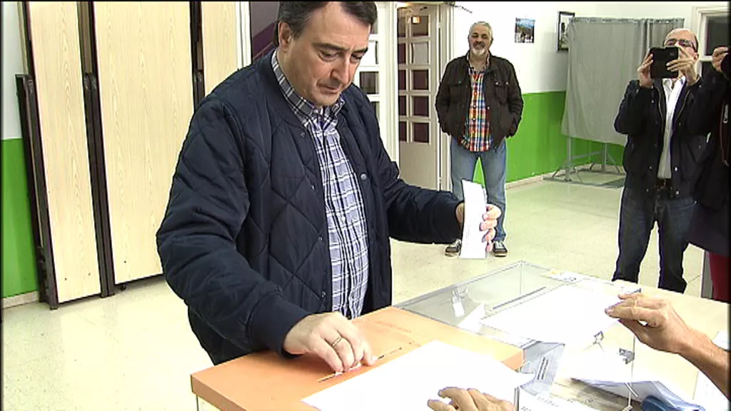 MAM-eko argazkia: aitor-esteban-bozkatzen_
