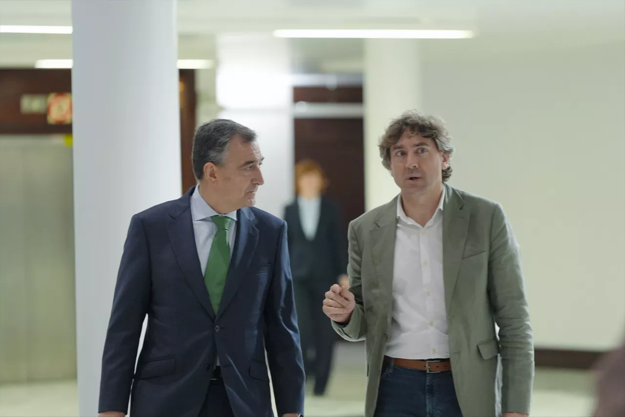 Aitor Esteban presidente EBB PNV y Eneko Andueza secretario general PSE-EE, en el Parlamento Vasco

