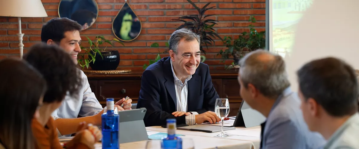 GRAFCAV8576. OIARTZUN  (GIPUZKOA) (ESPAÑA), 14/01/2026.- El presidente del PNV, Aitor Esteban (c), y el portavoz del grupo vasco en el Parlamento, Joseba Díez Antxustegi (i), participan en una jornada de trabajo que desarrolla el grupo parlamentario jeltzale en la localidad guipuzcoana de Oiartzun.EFE/Juan Herrero.
