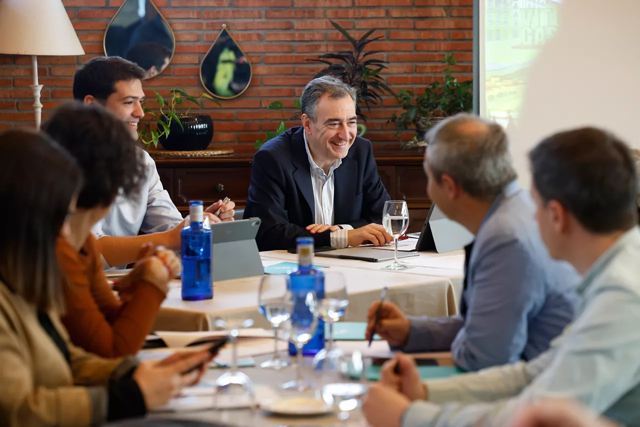 GRAFCAV8576. OIARTZUN  (GIPUZKOA) (ESPAÑA), 14/01/2026.- El presidente del PNV, Aitor Esteban (c), y el portavoz del grupo vasco en el Parlamento, Joseba Díez Antxustegi (i), participan en una jornada de trabajo que desarrolla el grupo parlamentario jeltzale en la localidad guipuzcoana de Oiartzun.EFE/Juan Herrero.
