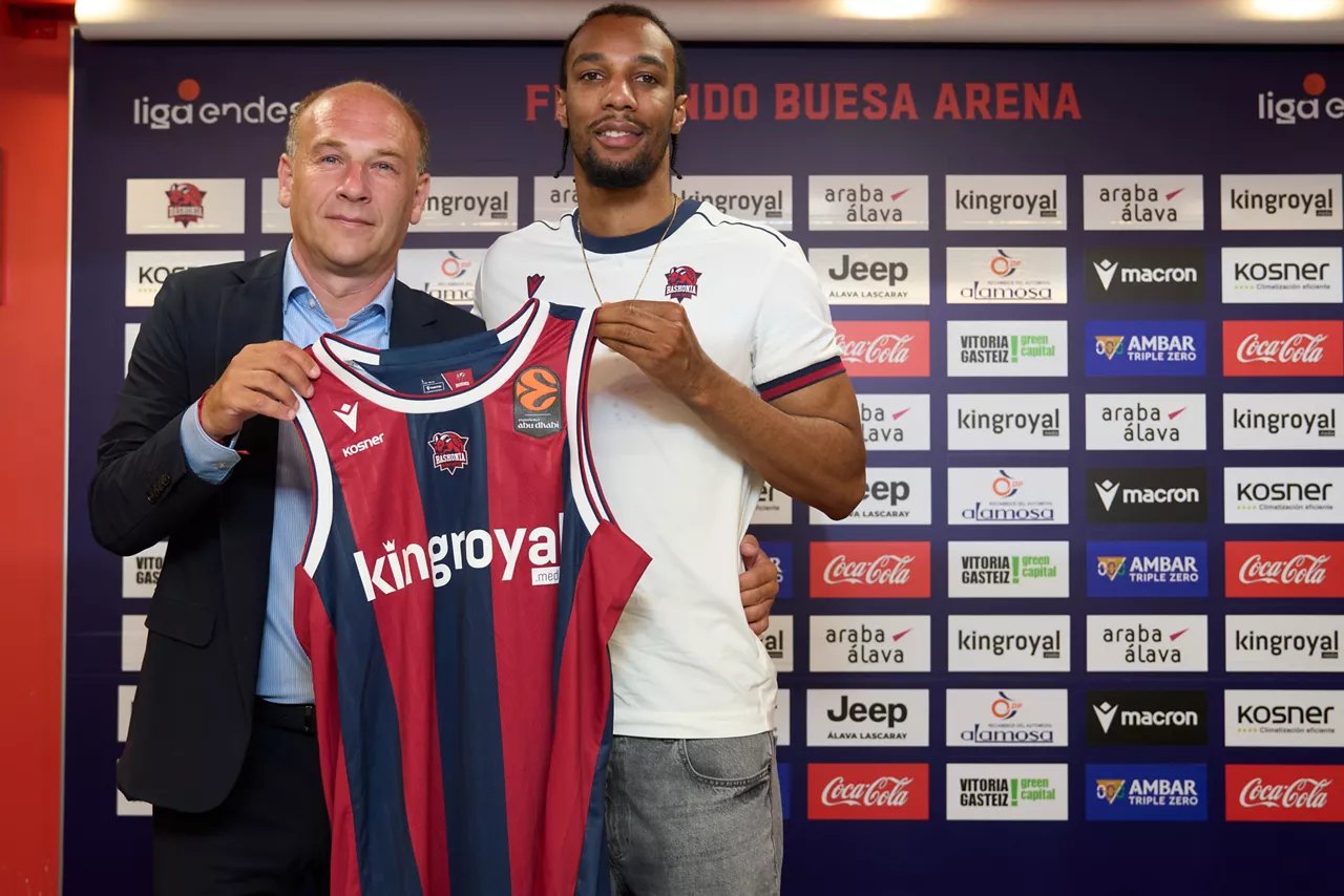 GRAFCAV8027. VITORIA (ESPAÑA), 03/09/2026.- El director deportivo del Baskonia, Felix Fernández (i), posa junto al jugador de baloncesto canadiense con pasaporte jamaicano, Anthony Randolph (A. J.) Lawson, que ha fichado por el Baskonia para reforzar el equipo en su juego exterior. EFE/Adrián Ruiz-Hierro
