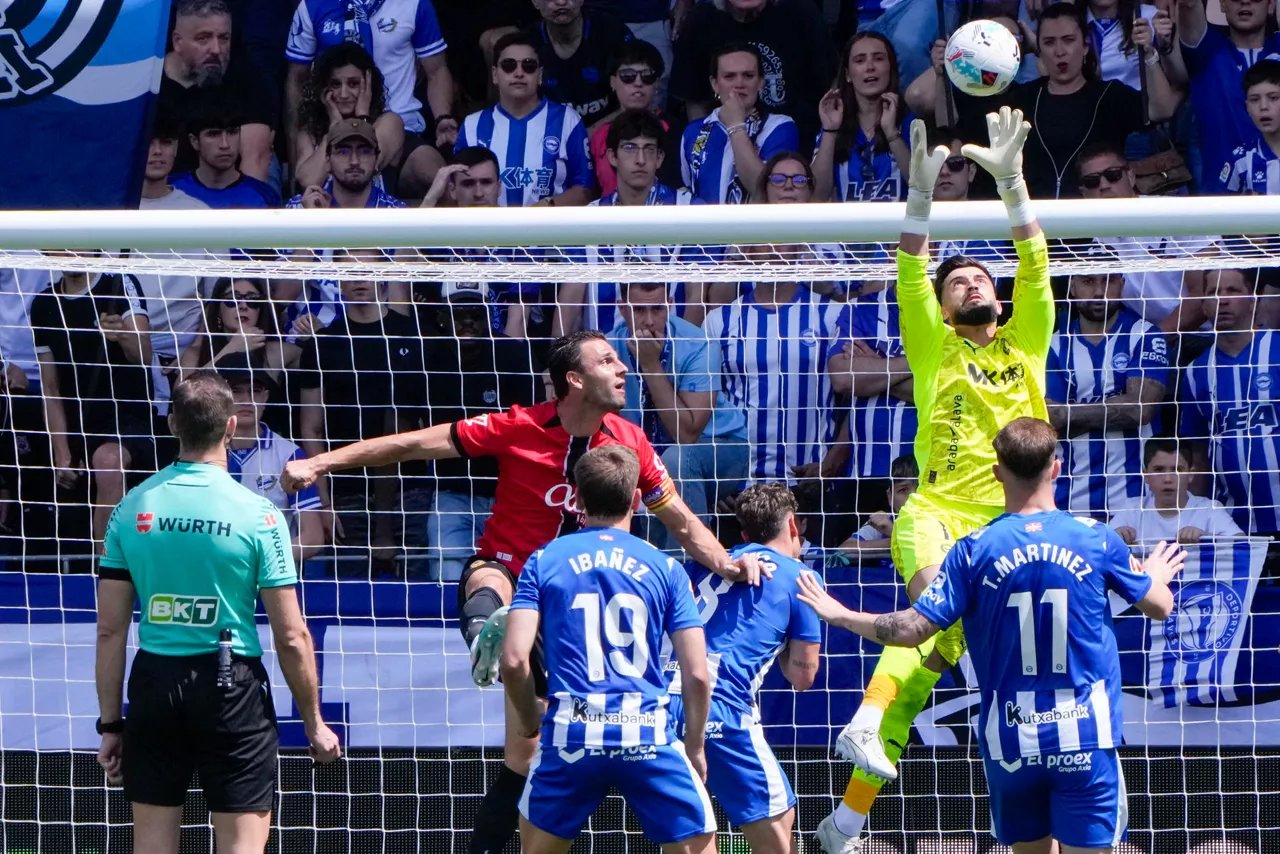 El portero del Alavés Antonio Sivera atrapa el balón durante el partido de LaLiga contra el Mallorca, celebrado este sábado, en el estadio de Mendízorrotza. EFE/Adrian Ruiz Hierro
