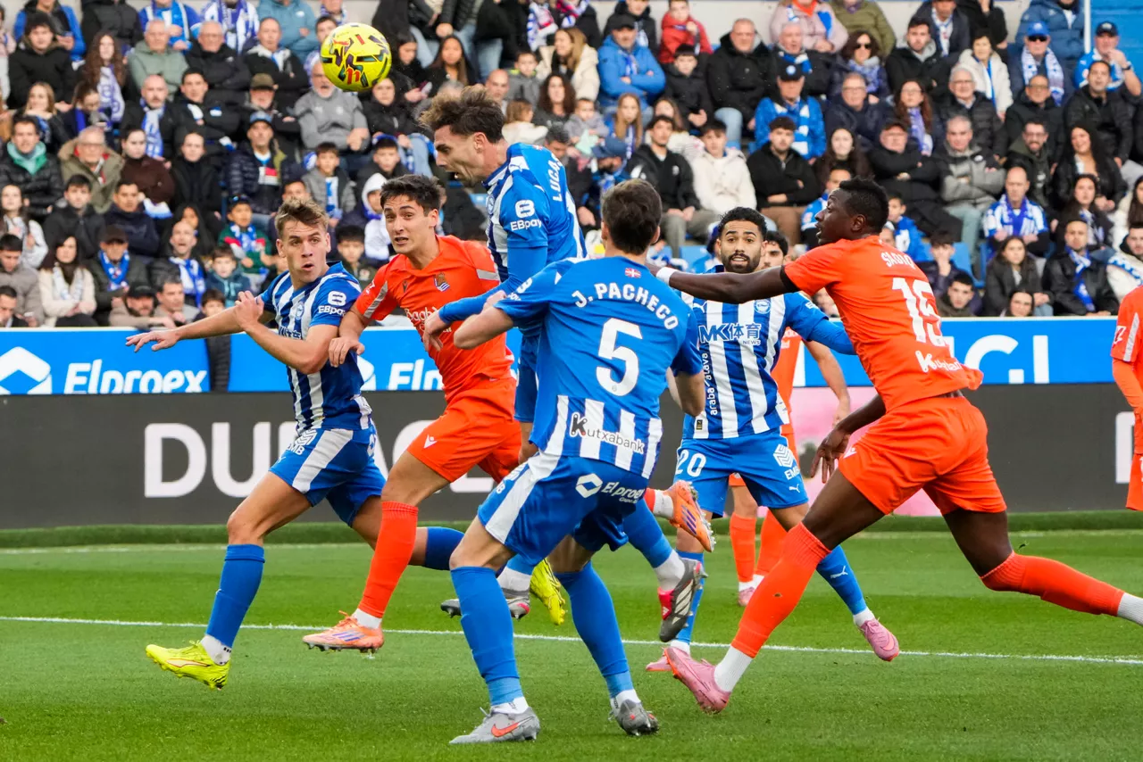 VITORIA-GASTEIZ, 06/12/2025.-Sadiq Umar (d), de la Real Sociedad y Lucas Boyé (c), del Alavés, durante el partido de la jornada 13 de LaLiga EA Sports entre el Alavés y la Real Sociedad, este sábado en el estadio de Mendizorroza en Vitoria. EFE/ Adrián Ruiz Hierro
