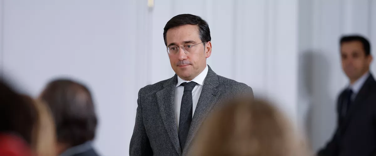 MADRID, 12/01/2026.- El ministro español de Exteriores, José Manuel Albares, llega a la rueda de prensa conjunta que han ofrecido el presidente del Gobierno, Pedro Sánchez y el primer ministro de Grecia, Kyriákos Mitsotákis, tras la reunión mantenida para analizar el actual contexto geopolítico internacional, este lunes en Moncloa. EFE/ Mariscal
