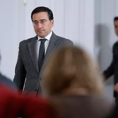 MADRID, 12/01/2026.- El ministro español de Exteriores, José Manuel Albares, llega a la rueda de prensa conjunta que han ofrecido el presidente del Gobierno, Pedro Sánchez y el primer ministro de Grecia, Kyriákos Mitsotákis, tras la reunión mantenida para analizar el actual contexto geopolítico internacional, este lunes en Moncloa. EFE/ Mariscal
