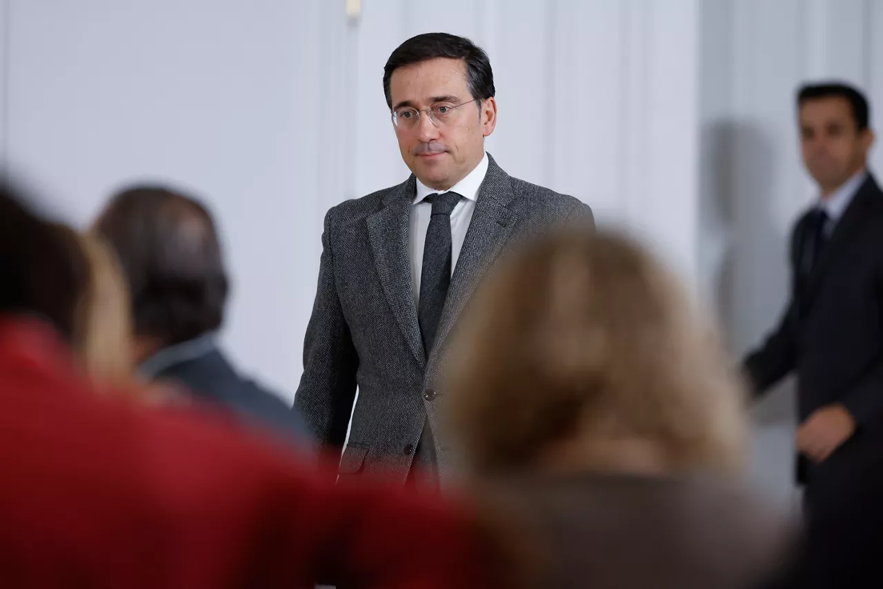 MADRID, 12/01/2026.- El ministro español de Exteriores, José Manuel Albares, llega a la rueda de prensa conjunta que han ofrecido el presidente del Gobierno, Pedro Sánchez y el primer ministro de Grecia, Kyriákos Mitsotákis, tras la reunión mantenida para analizar el actual contexto geopolítico internacional, este lunes en Moncloa. EFE/ Mariscal
