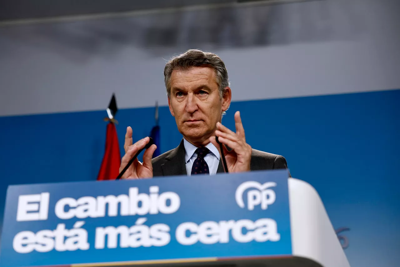 FOTODELDIA MADRID, 22/06/2026.- El líder del PP, Alberto Núñez Feijóo, durante la rueda de prensa ofrecida este lunes en la sede de la formación, en Madrid. Feijoóo ha pedido este lunes al presidente del Gobierno, Pedro Sánhez, que asuma sus "responsabilidades políticas" y dimita, tras conocer la sentencia a 24 años de cárcel al exministro de Transportes José Luis Ábalos.EFE/ Rodrigo Jiménez
