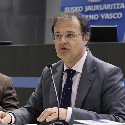 BILBAO, 29/12/2025.- El consejero de Salud del Gobierno Vasco, Alberto Martínez, ha mantenido este lunes un encuentro informativo en Bilbao para dar a conocer el balance y las previsiones de las iniciativas acordadas en la mesa del Pacto Vasco de Salud por los principales agentes sanitarios, políticos y sociales. EFE/ Miguel Toña
