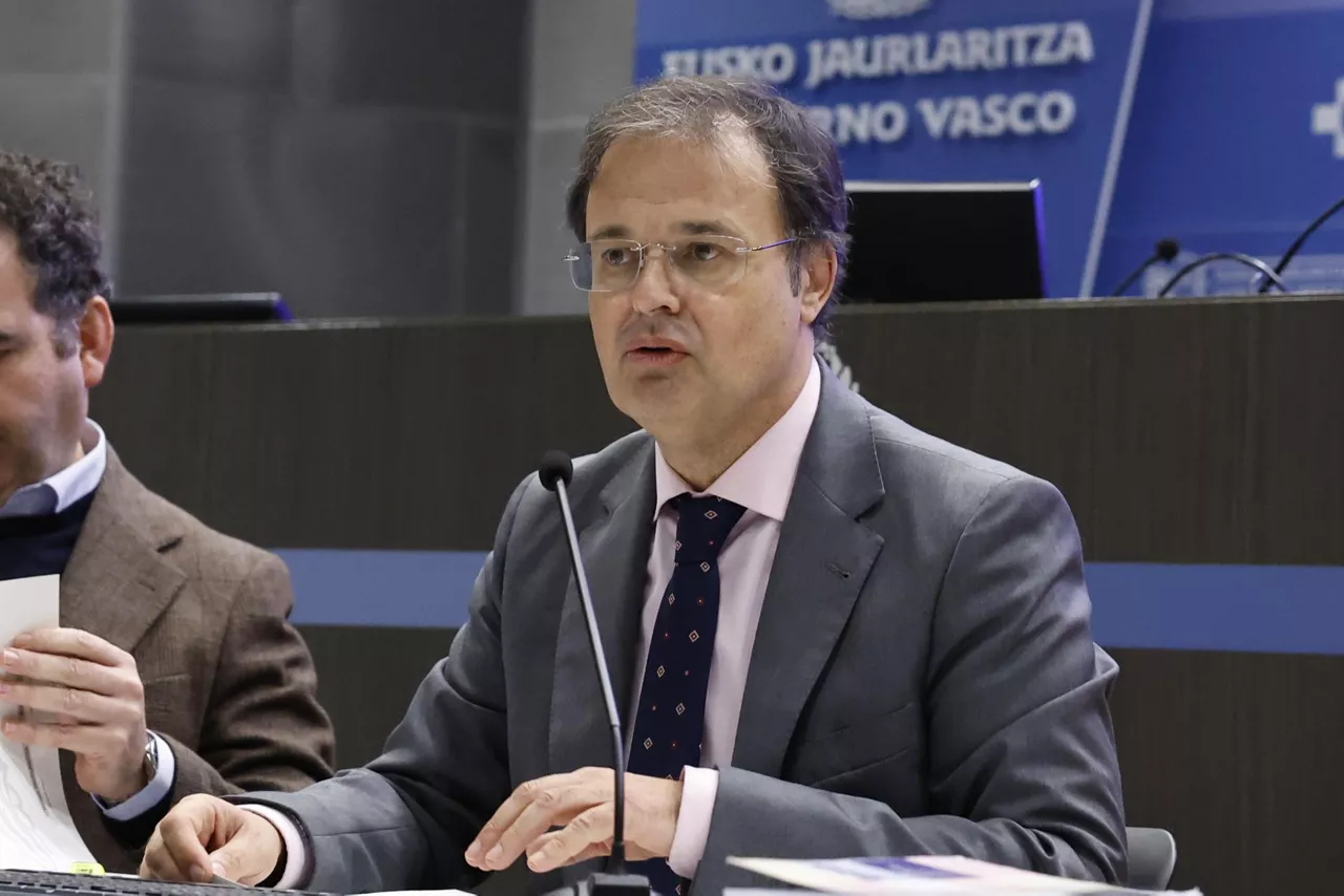 BILBAO, 29/12/2025.- El consejero de Salud del Gobierno Vasco, Alberto Martínez, ha mantenido este lunes un encuentro informativo en Bilbao para dar a conocer el balance y las previsiones de las iniciativas acordadas en la mesa del Pacto Vasco de Salud por los principales agentes sanitarios, políticos y sociales. EFE/ Miguel Toña
