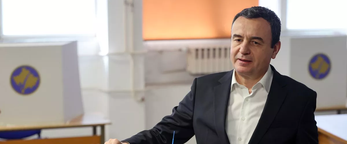 FOTODELDIA PRISTINA (SERBIA), 28/12/2025.- El primer ministro interino de Kosovo y líder del partido Vetevendosje, Albin Kurti, emite su voto en un colegio electoral de Pristina, Kosovo, 28 de diciembre de 2025. Los ciudadanos están votando en elecciones parlamentarias anticipadas convocadas para romper un estancamiento político de meses después de que las anteriores elecciones de febrero de 2025 no produjeran una coalición de gobierno. EFE/GEORGI LICOVSKI
