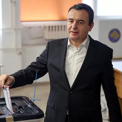 FOTODELDIA PRISTINA (SERBIA), 28/12/2025.- El primer ministro interino de Kosovo y líder del partido Vetevendosje, Albin Kurti, emite su voto en un colegio electoral de Pristina, Kosovo, 28 de diciembre de 2025. Los ciudadanos están votando en elecciones parlamentarias anticipadas convocadas para romper un estancamiento político de meses después de que las anteriores elecciones de febrero de 2025 no produjeran una coalición de gobierno. EFE/GEORGI LICOVSKI
