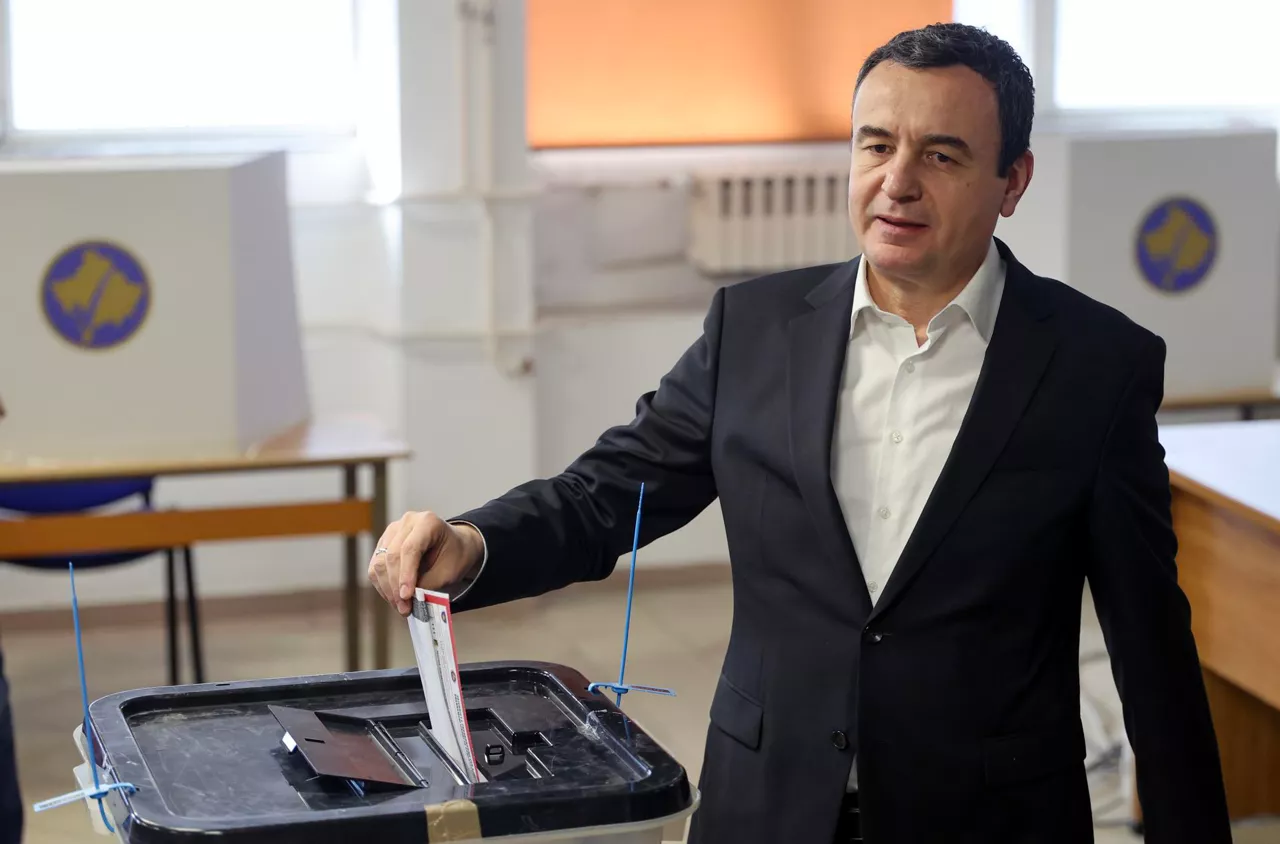 FOTODELDIA PRISTINA (SERBIA), 28/12/2025.- El primer ministro interino de Kosovo y líder del partido Vetevendosje, Albin Kurti, emite su voto en un colegio electoral de Pristina, Kosovo, 28 de diciembre de 2025. Los ciudadanos están votando en elecciones parlamentarias anticipadas convocadas para romper un estancamiento político de meses después de que las anteriores elecciones de febrero de 2025 no produjeran una coalición de gobierno. EFE/GEORGI LICOVSKI
