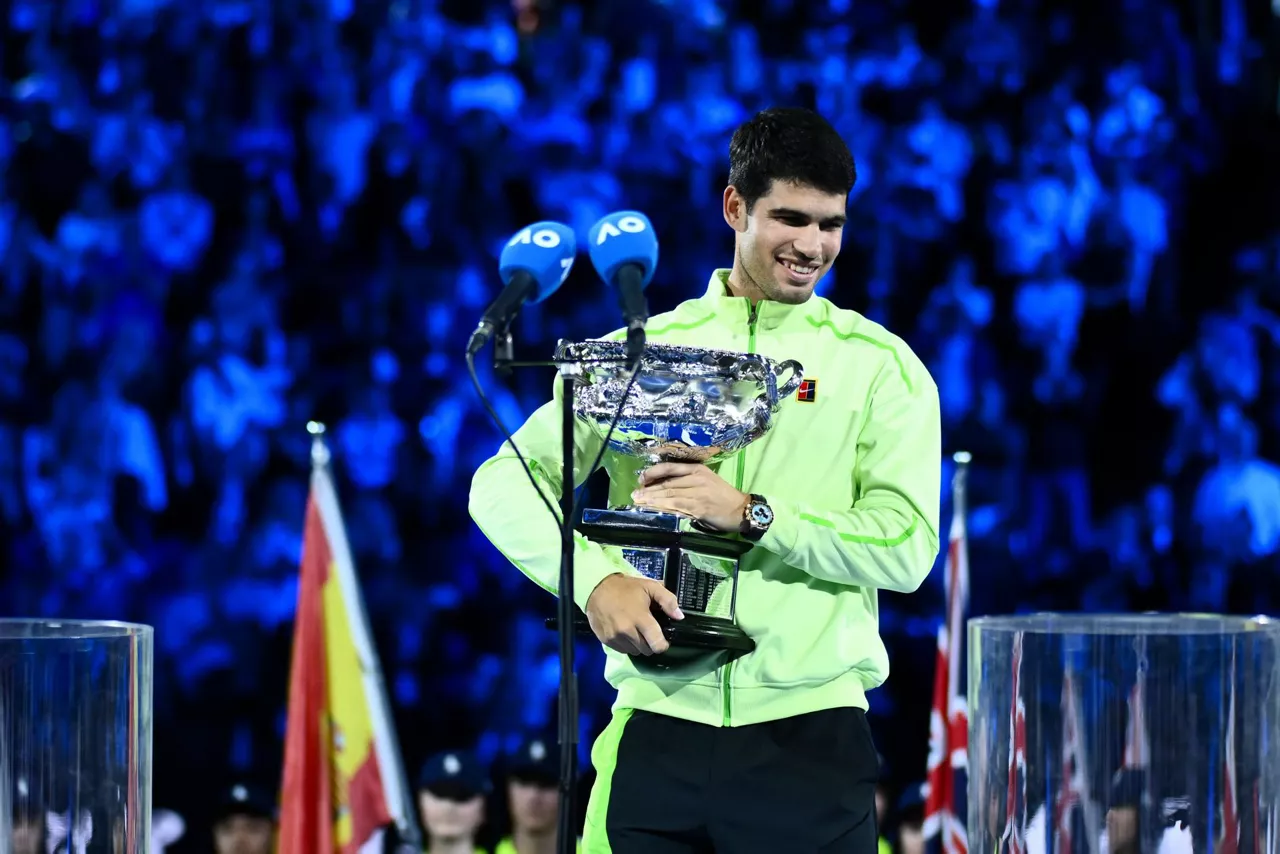 MELBOURNE (Australia), 01/02/2026.- Carlos Alcaraz of Spain holds the trophy after winning the Men’s Singles final match against Novak Djokovic of Serbia at the Australian Open tennis tournament in Melbourne, Australia, 01 February 2026. (Tenis, España) EFE/EPA/JOEL CARRETT AUSTRALIA AND NEW ZEALAND OUT
