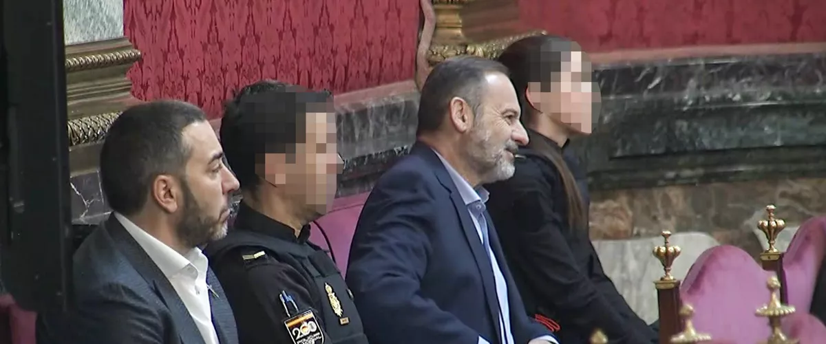 MADRID, 30/04/2026.- Captura de video de la señal del Tribunal Supremo, del exministro José Luis Ábalos (2d), junto al empresario Víctor de Aldama (i), en un momento de la declaración de Koldo García, exasesor del exministro José Luis Ábalos, este jueves en el juicio que se sigue en el Tribunal Supremo contra ambos y contra el empresario Víctor de Aldama tras la extensa declaración de este último que acaparó toda la jornada del miércoles. EFE/Señal Tribunal Supremo -SÓLO USO EDITORIAL/SOLO USO PERMITIDO PARA ILUSTRAR LA NOTICIA QUE APARECE EN EL PIE DE FOTO (CRÉDITO OBLIGATORIO)-
