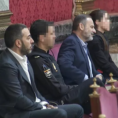 MADRID, 30/04/2026.- Captura de video de la señal del Tribunal Supremo, del exministro José Luis Ábalos (2d), junto al empresario Víctor de Aldama (i), en un momento de la declaración de Koldo García, exasesor del exministro José Luis Ábalos, este jueves en el juicio que se sigue en el Tribunal Supremo contra ambos y contra el empresario Víctor de Aldama tras la extensa declaración de este último que acaparó toda la jornada del miércoles. EFE/Señal Tribunal Supremo -SÓLO USO EDITORIAL/SOLO USO PERMITIDO PARA ILUSTRAR LA NOTICIA QUE APARECE EN EL PIE DE FOTO (CRÉDITO OBLIGATORIO)-
