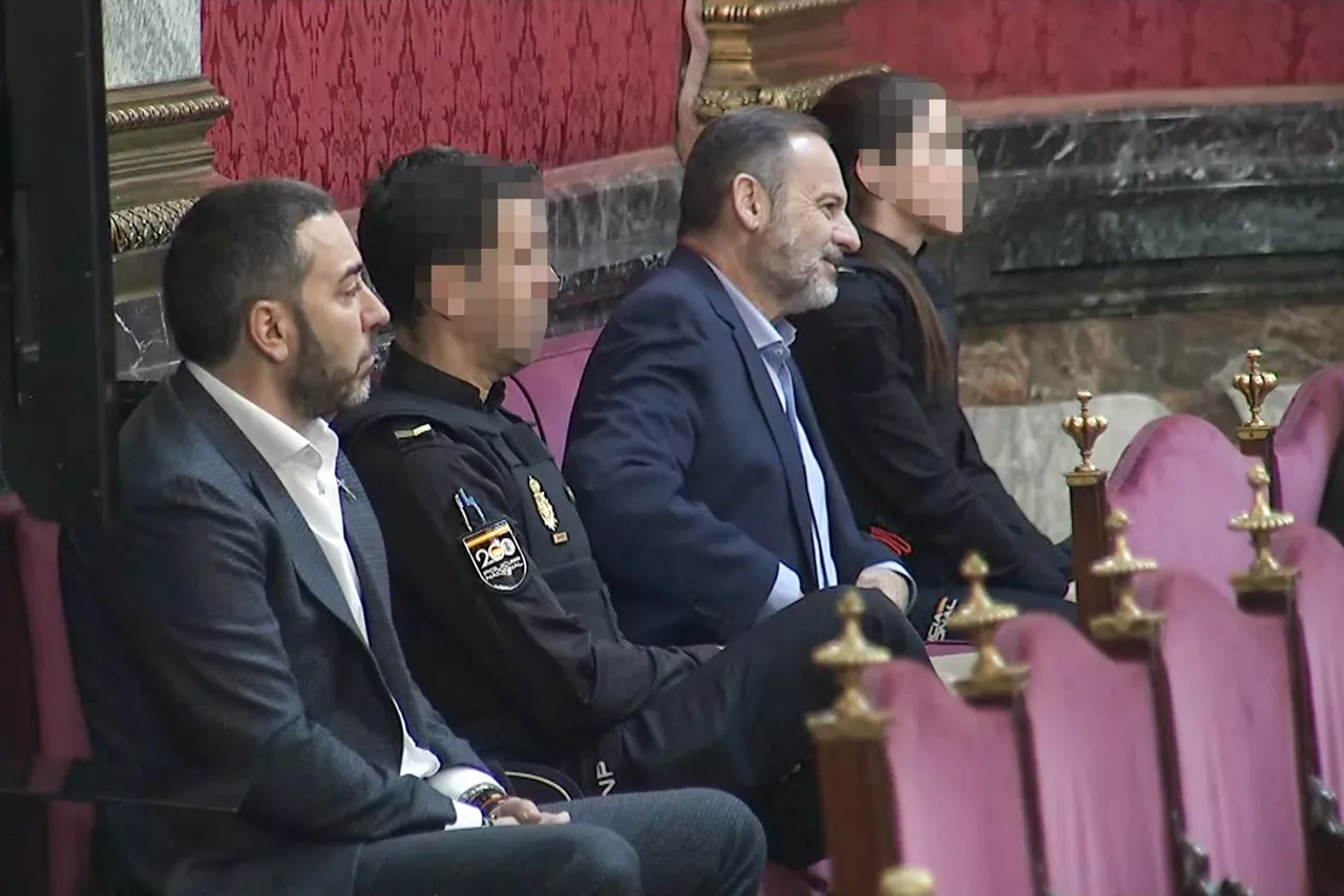 MADRID, 30/04/2026.- Captura de video de la señal del Tribunal Supremo, del exministro José Luis Ábalos (2d), junto al empresario Víctor de Aldama (i), en un momento de la declaración de Koldo García, exasesor del exministro José Luis Ábalos, este jueves en el juicio que se sigue en el Tribunal Supremo contra ambos y contra el empresario Víctor de Aldama tras la extensa declaración de este último que acaparó toda la jornada del miércoles. EFE/Señal Tribunal Supremo -SÓLO USO EDITORIAL/SOLO USO PERMITIDO PARA ILUSTRAR LA NOTICIA QUE APARECE EN EL PIE DE FOTO (CRÉDITO OBLIGATORIO)-
