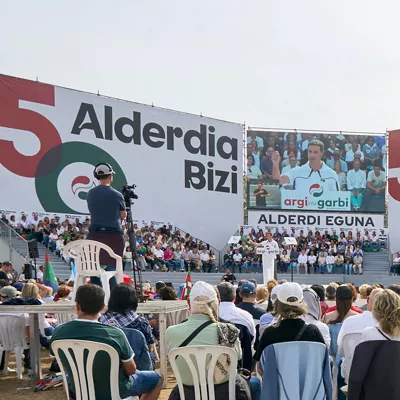 VITORIA, 27/09/2026.- El PNV celebra en las campas de Foronda su tradicional 'Alderdi Eguna' (Día del partido), una jornada festiva con un acto político central en el que intervienen el lehendakari, Imanol Pradales, y le presidente de la formación jeltzale, Aitor Esteban. EFE / L. Rico
