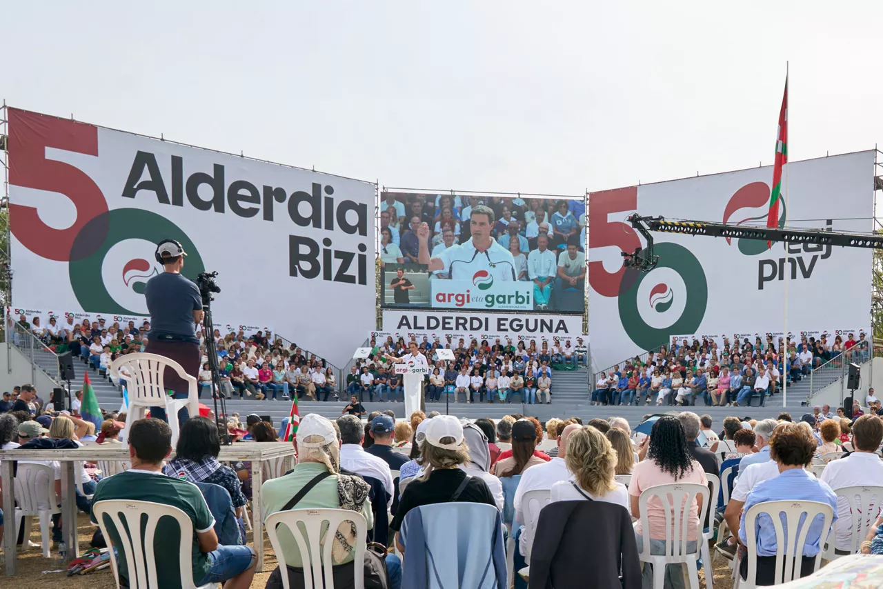 VITORIA, 27/09/2026.- El PNV celebra en las campas de Foronda su tradicional 'Alderdi Eguna' (Día del partido), una jornada festiva con un acto político central en el que intervienen el lehendakari, Imanol Pradales, y le presidente de la formación jeltzale, Aitor Esteban. EFE / L. Rico

