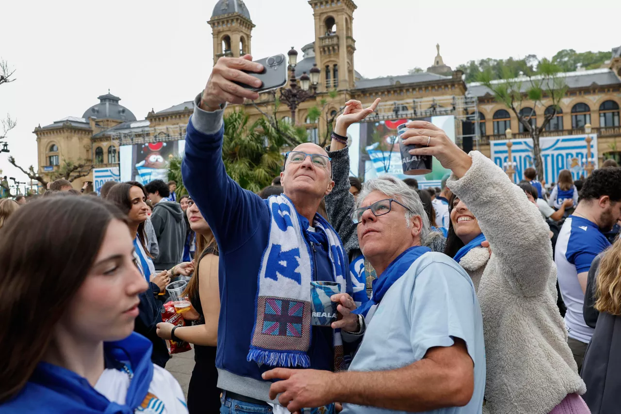 Aficionados de la Real Sociedad en Alderdi Eder. 