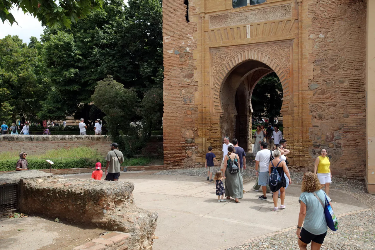 GRANADA, 15/08/2026.- El Patronato de la Alhambra y Generalife ha abierto a las once de la mañana sus instalaciones, unas tres horas después de su horario habitual, después de que un equipo especializado haya realizado inspecciones en el conjunto monumental, que no ha sufrido daños, tras el episodio sísmico, marcado por el terremoto de intensidad 5 registrado esta madrugada y con epicentro en Alhendín.EFE/ Pepe Torres
