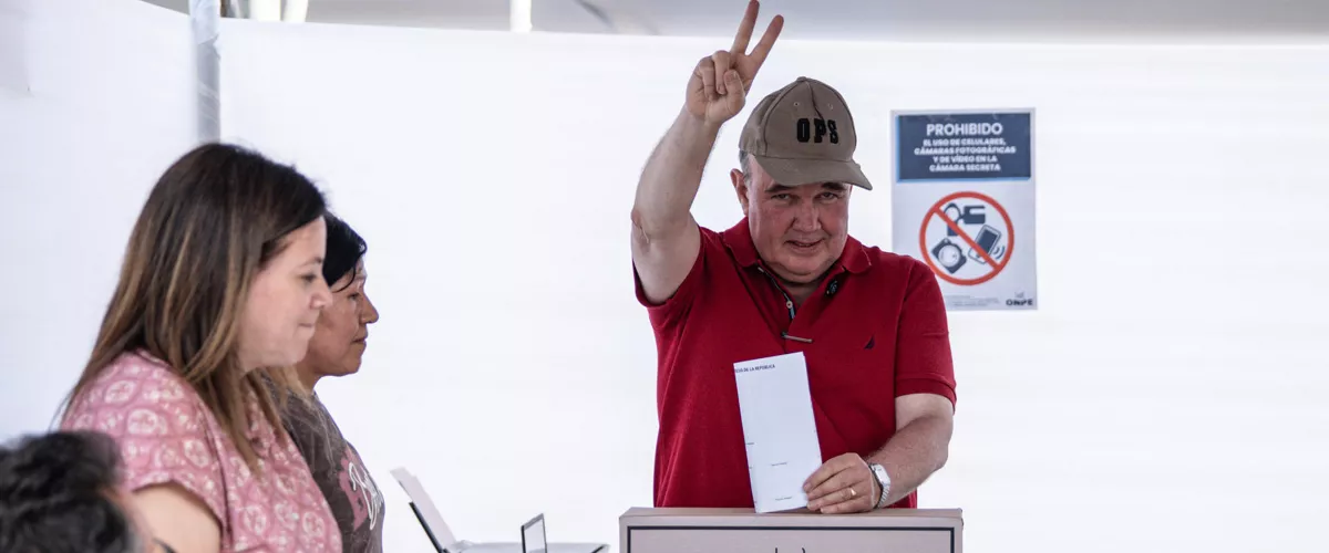 AME2694. LIMA (PERÚ), 12/04/2026.- El candidato a la presidencia del Perú por el partido Renovación Popular, Rafael López Aliaga, vota este domingo en Lima (Perú). López Aliaga afirmó, sin pruebas, que empezó "el intento de fraude" de los comicios generales, pues para él "no es casualidad" que no haya llegado el material electoral a grandes centros de votación en zonas donde, según su criterio, los electores lo apoyan mayoritariamente. EFE/ John Reyes Mejia
