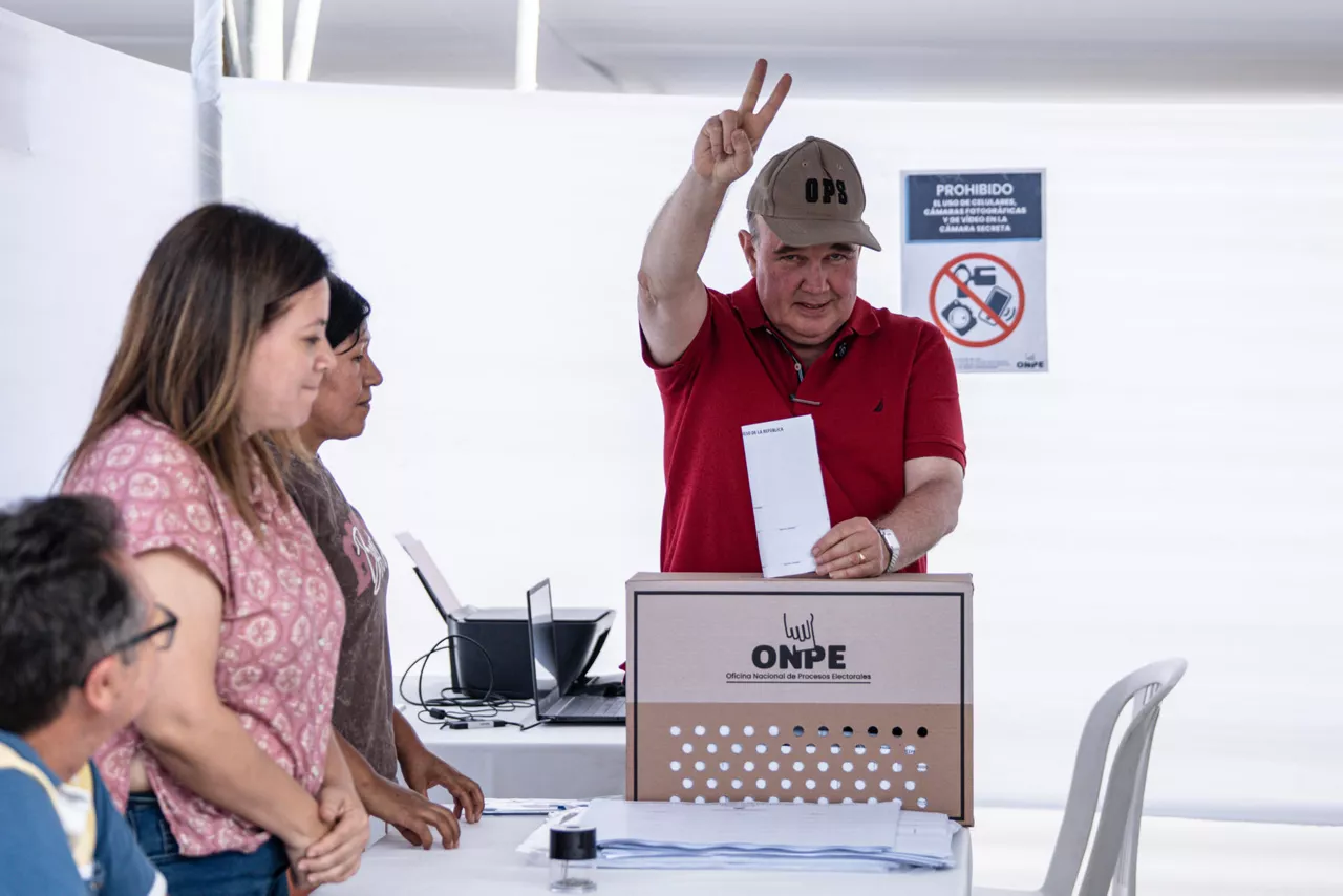 AME2694. LIMA (PERÚ), 12/04/2026.- El candidato a la presidencia del Perú por el partido Renovación Popular, Rafael López Aliaga, vota este domingo en Lima (Perú). López Aliaga afirmó, sin pruebas, que empezó "el intento de fraude" de los comicios generales, pues para él "no es casualidad" que no haya llegado el material electoral a grandes centros de votación en zonas donde, según su criterio, los electores lo apoyan mayoritariamente. EFE/ John Reyes Mejia

