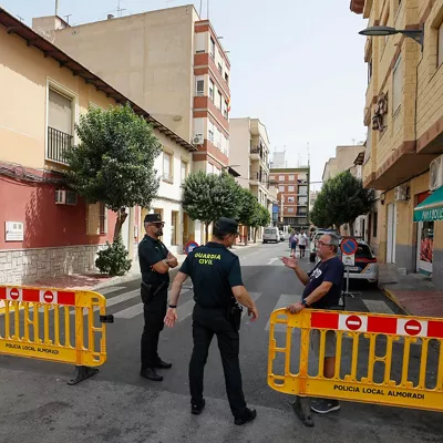 GRAFCVA5080. ALMORADÍ (ALICANTE), 21/07/2026.- La Guardia Civil investiga como un posible crimen machista la muerte de una mujer de 56 años ocurrida la pasada noche en un domicilio del centro urbano del municipio de Almoradí (Alicante), suceso por el que ha sido detenido su marido, que ya fue arrestado en 2008 por una denuncia de la fallecida. EFE/Morell
