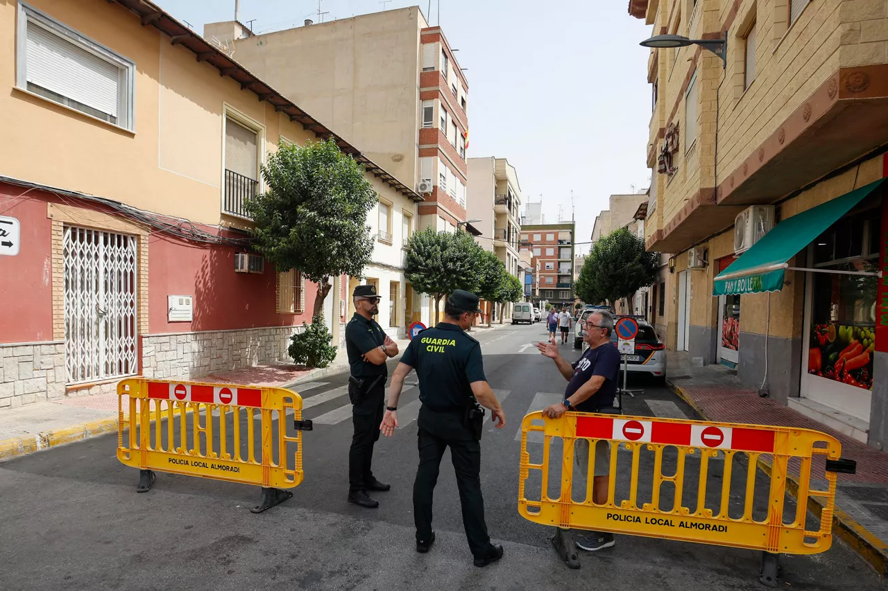 GRAFCVA5080. ALMORADÍ (ALICANTE), 21/07/2026.- La Guardia Civil investiga como un posible crimen machista la muerte de una mujer de 56 años ocurrida la pasada noche en un domicilio del centro urbano del municipio de Almoradí (Alicante), suceso por el que ha sido detenido su marido, que ya fue arrestado en 2008 por una denuncia de la fallecida. EFE/Morell
