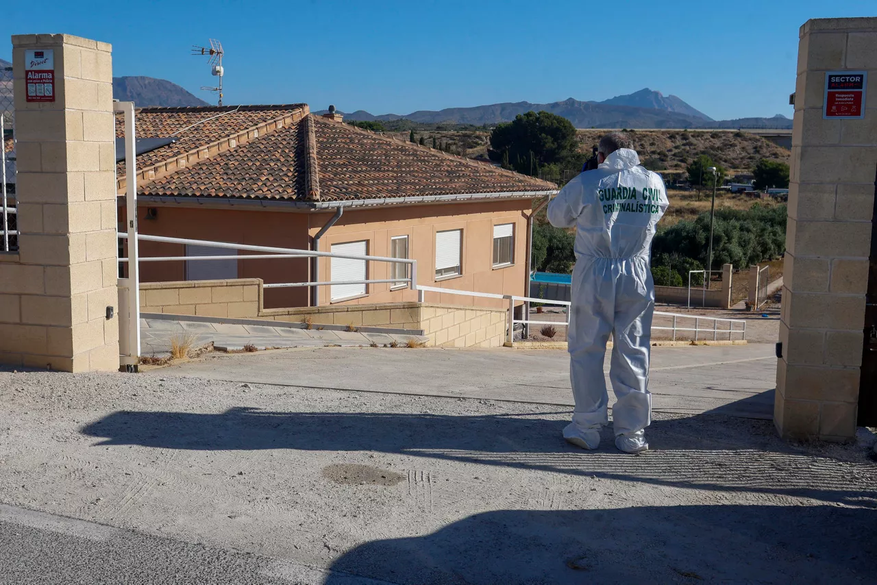 GRAFCVA4852. ALICANTE, 03/07/2026.- Un agente de la Guardia Civil trabaja en el chalet donde investiga la muerte de una mujer y una de sus hijas a manos, presuntamente, del padre, que ha sido hospitalizado con heridas de arma blanca junto a otra de sus hijas, en la partida de El Fenollar, en el término de Alicante, han informado a EFE fuentes del instituto armado. EFE/Morell
