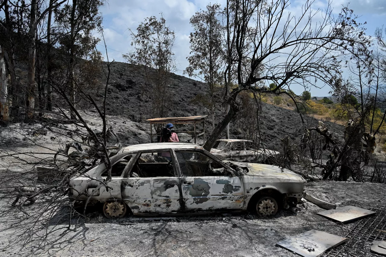 FOTODELDIA LOS GALLARDOS (ALMERÍA) 12/07/2026.- Varios vehiculos calcinados junto al restaurante Anita en Los Gallardos, Almería donde parece ser se produjo el inicio del incendio. El dispositivo del Plan Infoca ha dado por estabilizado a las 11:00 horas de este domingo el incendio forestal declarado en Los Gallardos (Almería), que ha calcinado 7.000 hectáreas con un perímetro de más de 40 kilómetros, lo que permite desescalar la emergencia y autorizar el regreso a sus hogares de las 1.000 personas que continuaban desalojadas. EFE/ Carlos Barba
