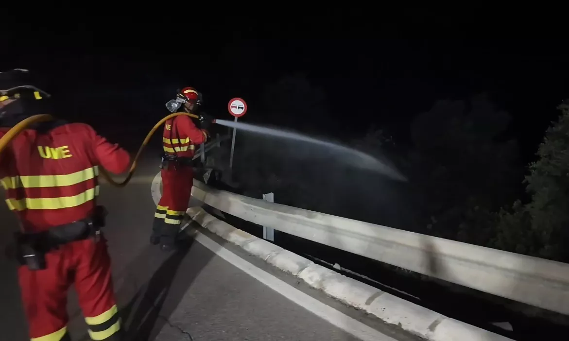 Un equipo de la UME actúa contra el incendio de Los Gallardos (Almería) en la madrugada del domingo 12 de julio.



REMITIDA / HANDOUT por UME

Fotografía remitida a medios de comunicación exclusivamente para ilustrar la noticia a la que hace referencia la imagen, y citando la procedencia de la imagen en la firma

12/7/2026