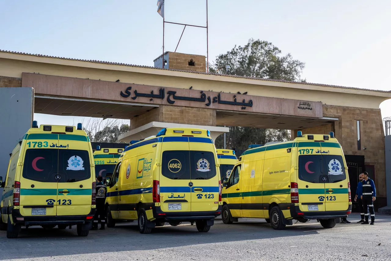 Ambulancias esperan en el lado egipcio del paso de Rafah, entre Egipto y Gaza. Israel debería abrir el paso fronterizo este 1 de febrero