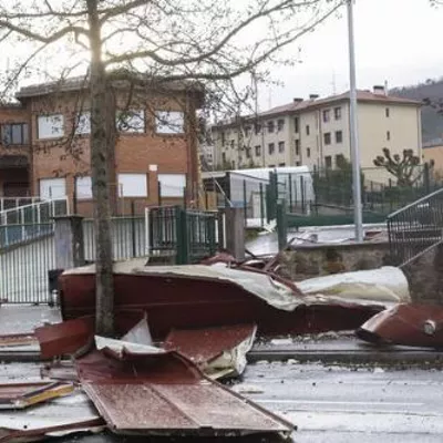 Mendiko Eskolako teilatua 